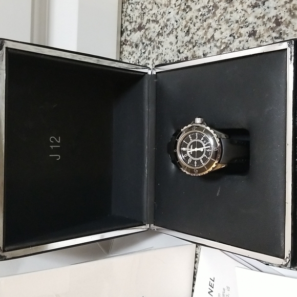 Chanel Iconic J12 Quartz 33mm watch - Picture 3 of 16